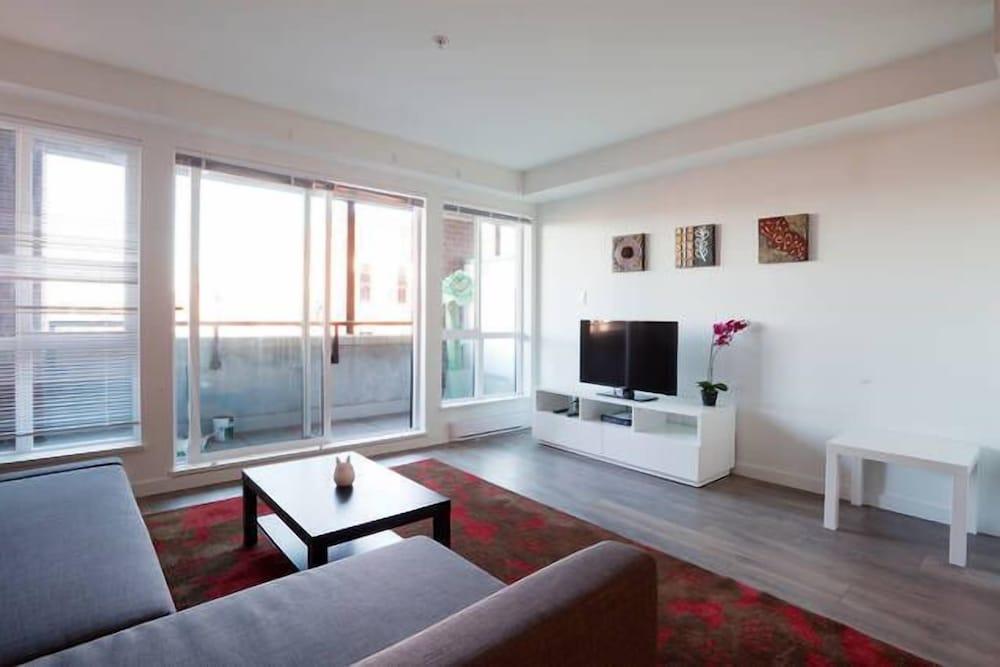 1 Bedroom China Town Condo