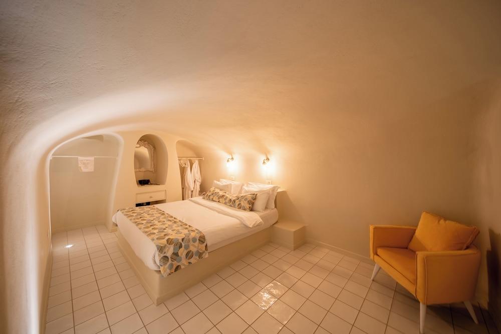 Luna Santorini Suites