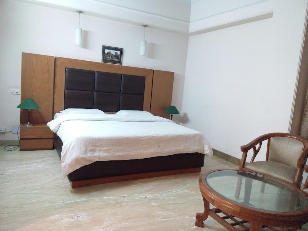 Hotel Queens Residency Gurgaon