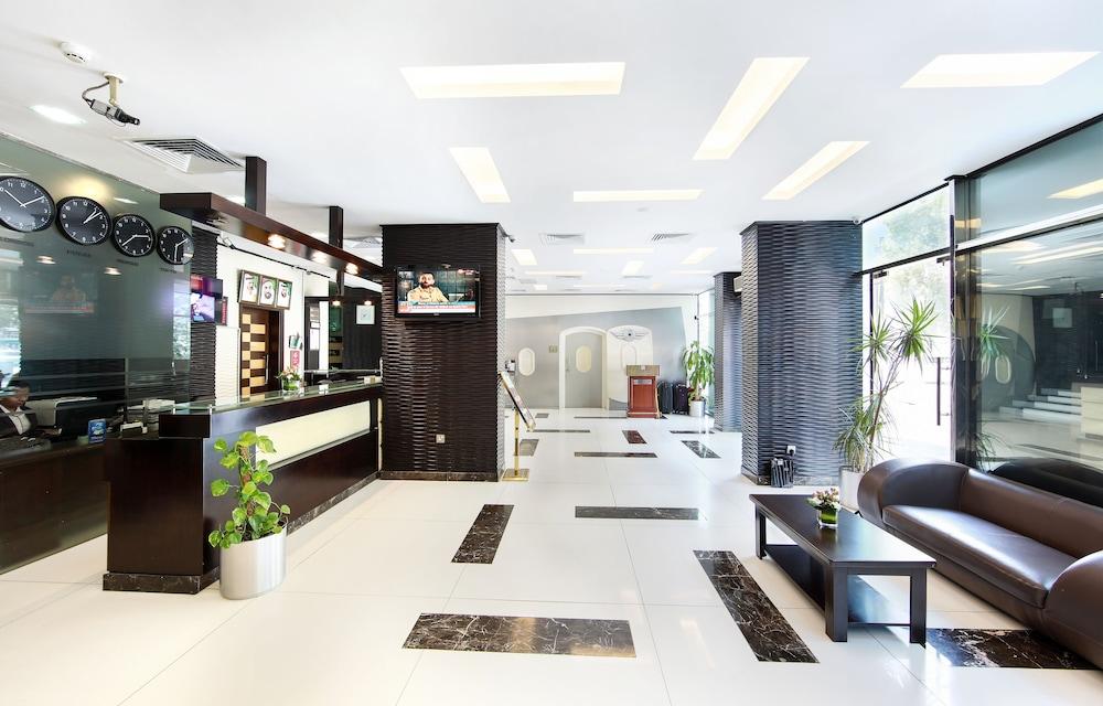 Manhattan Avenue Hotel