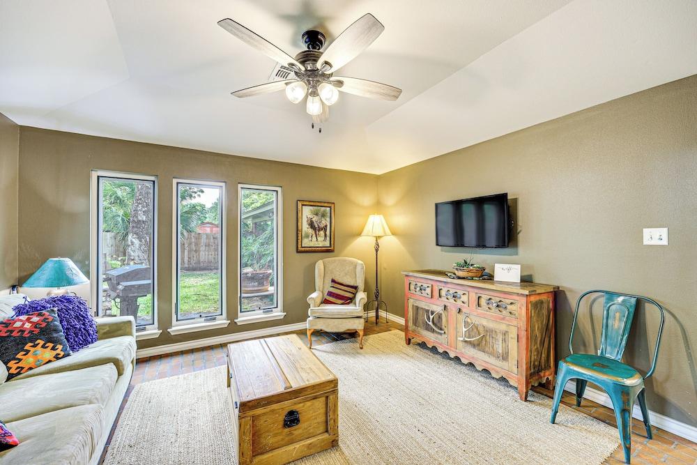 Del Rio Home w/ Large Yard, BBQ + Fireplace!