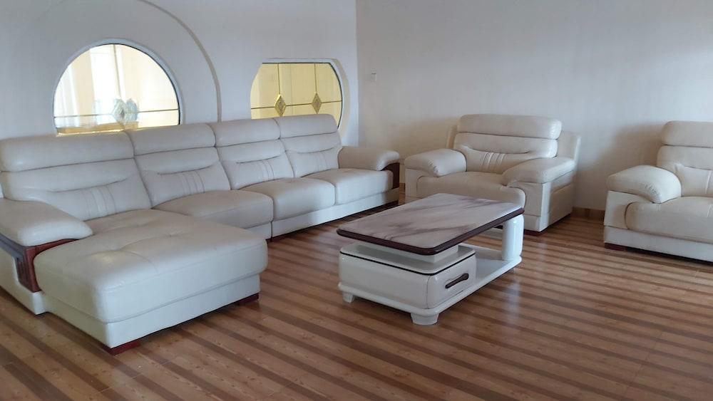 Villa Sleeps 10 With Garden