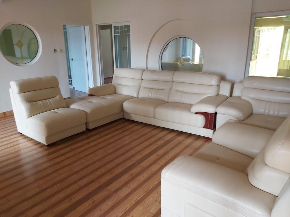 Villa Sleeps 10 With Garden