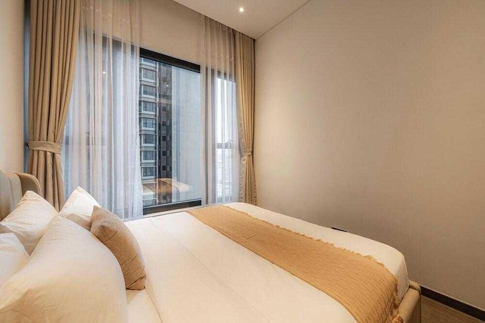 Emily Lim Tower Luxury Saigon Center