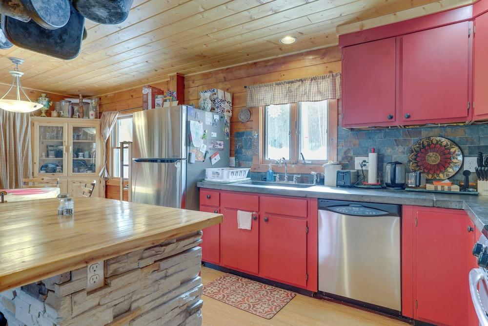 2 Mi to Skiing: Casper Cabin w/ Mtn Views!