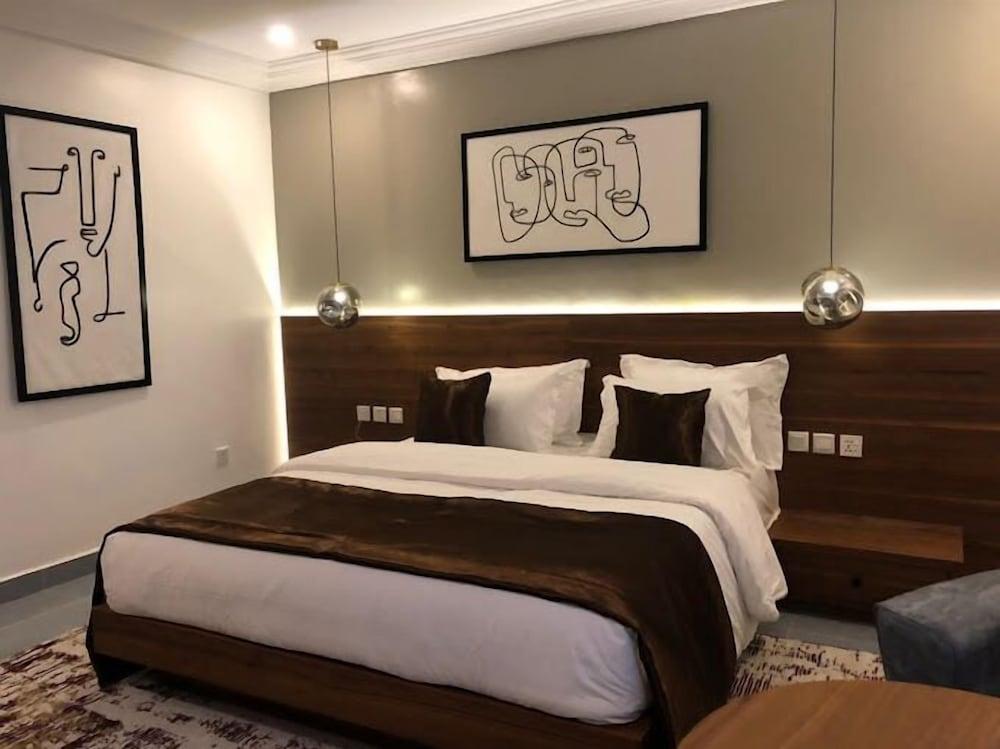 C33 Apartment And Suites