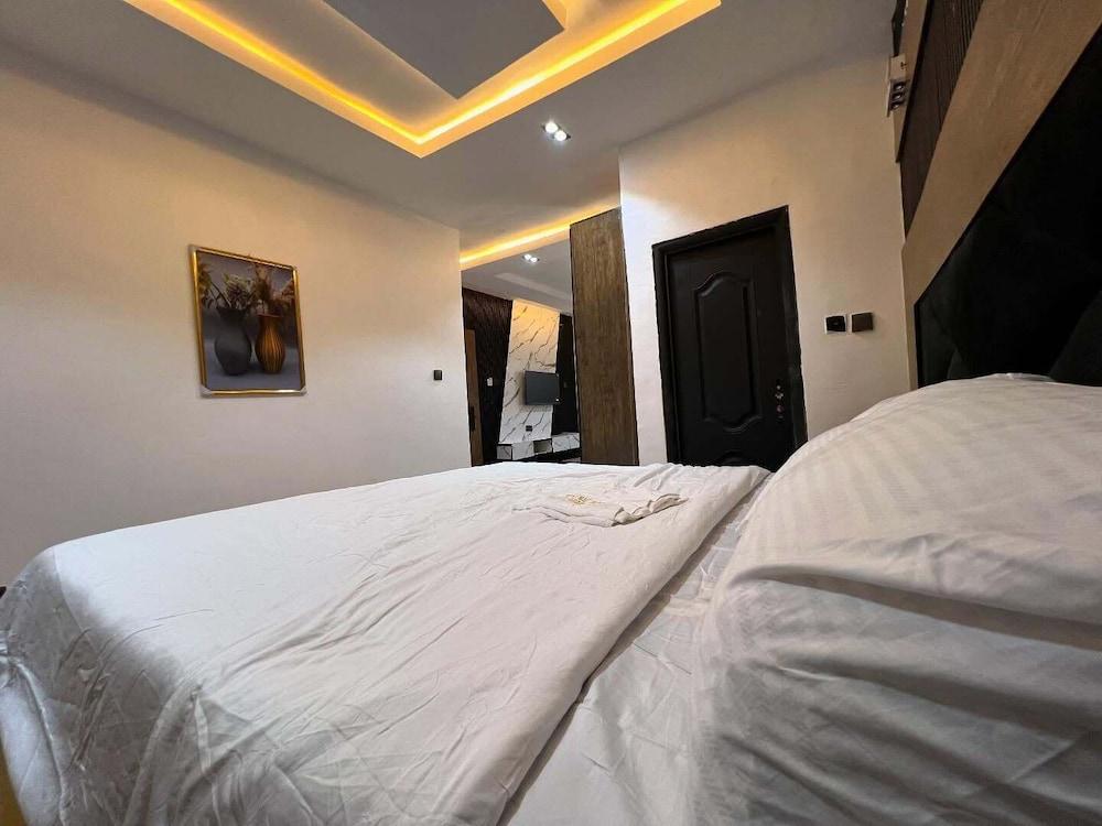 Westmac Hotel and Apartments