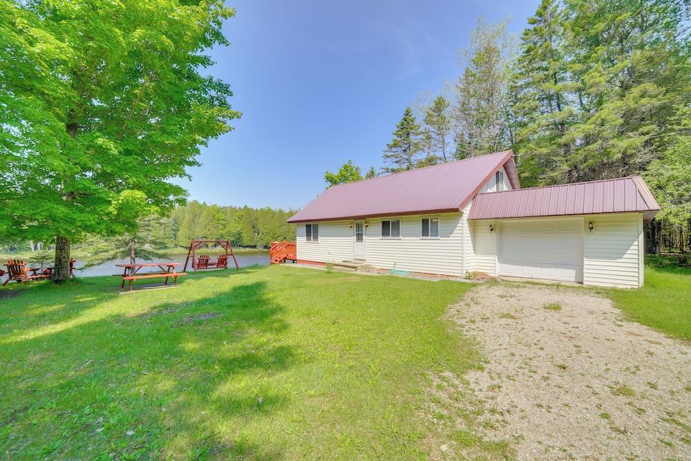 Tranquil Escanaba River Cottage w/ Kayaks & Deck
