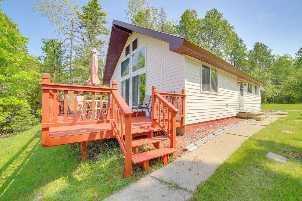 Tranquil Escanaba River Cottage w/ Kayaks & Deck