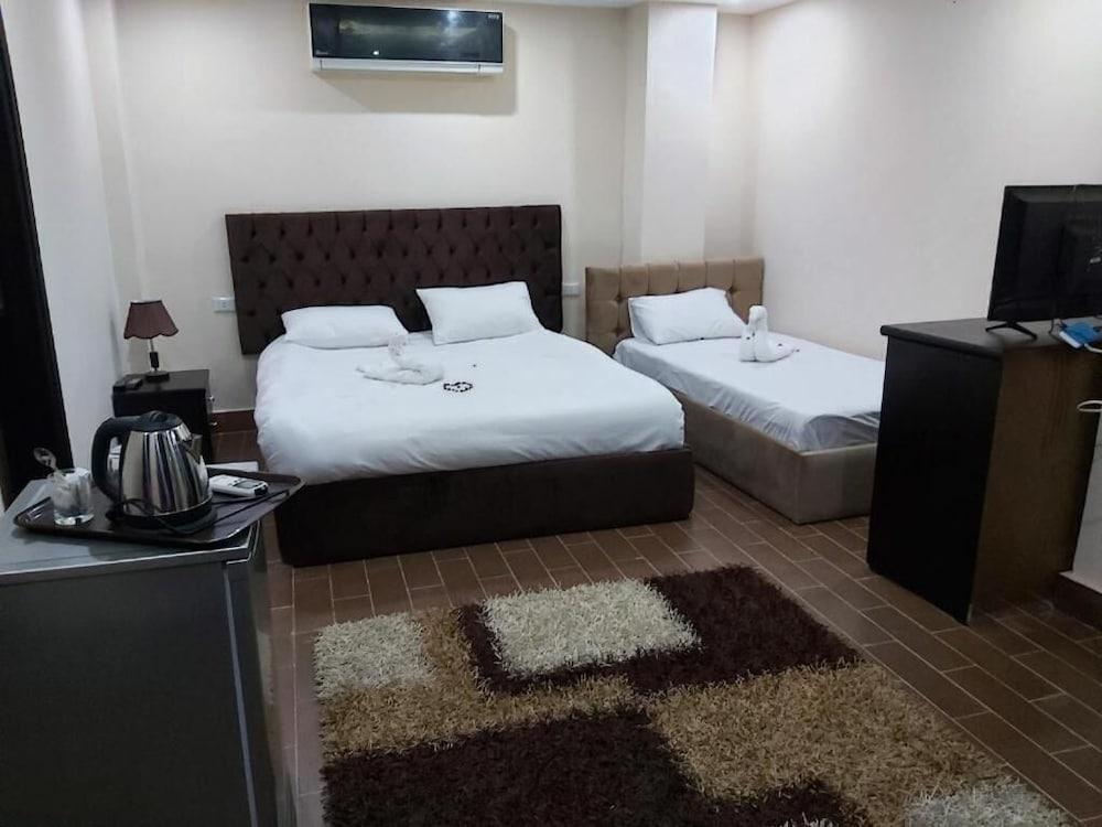 Pyramids Plateau Inn