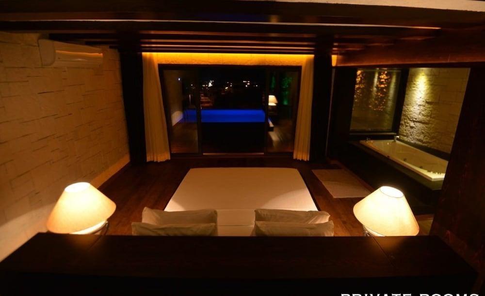 Manaspark Deluxe Hotel