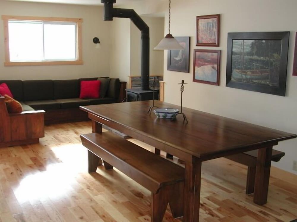 Algonquin Cottage Outpost