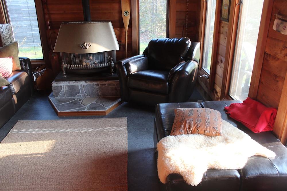 Algonquin Cottage Outpost