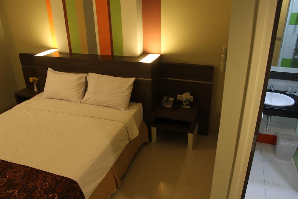 Pose in Solo by Wstay