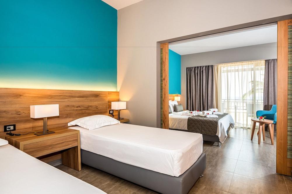 Solimar Aquamarine Resort