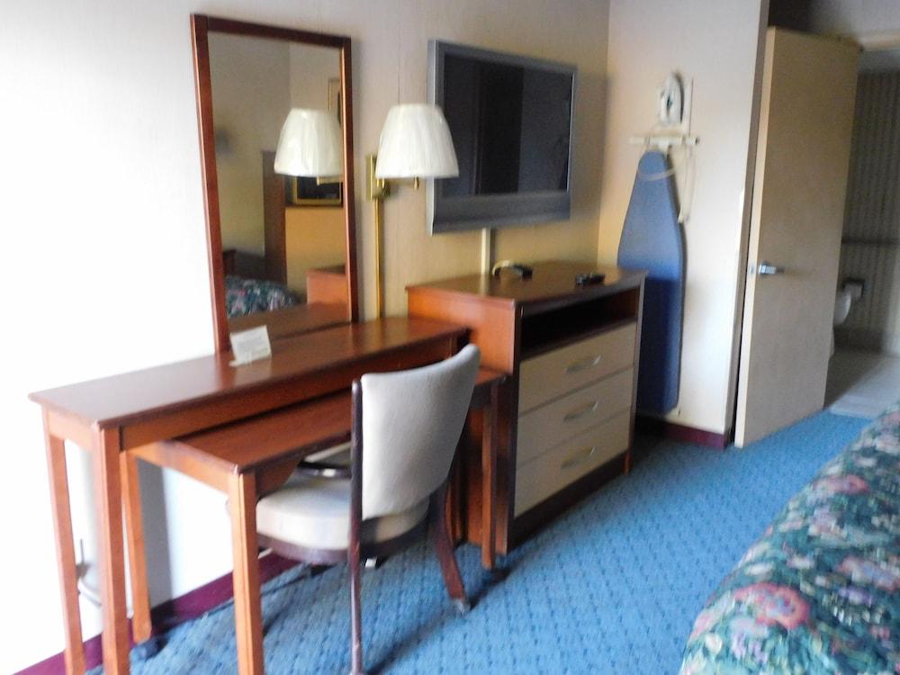 Camilla Inn & Suites