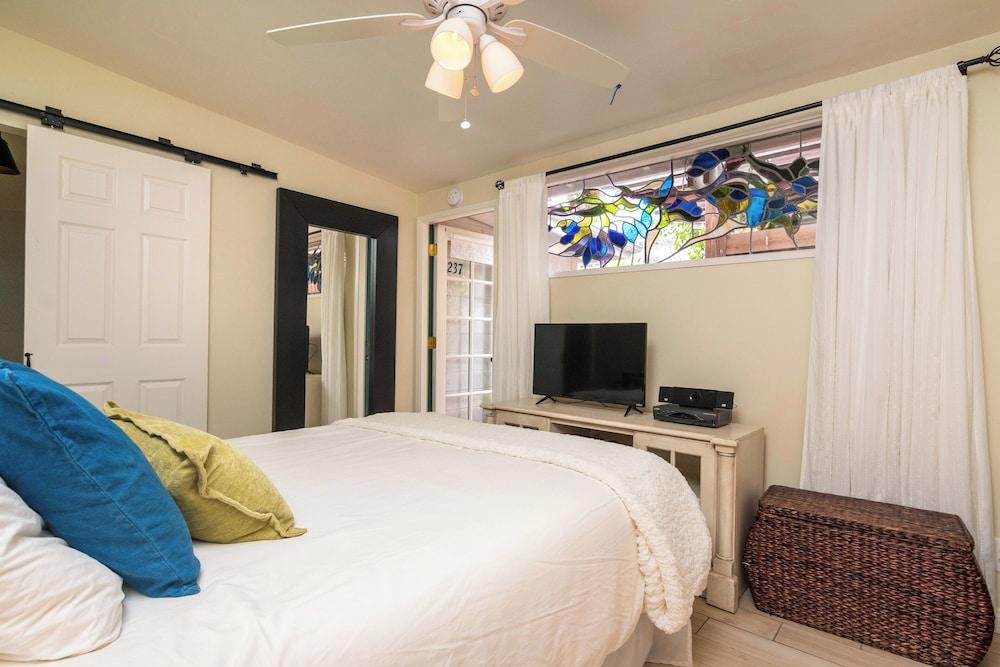 Redwood Hollow Cottages