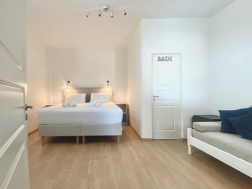 Blue Dolphin Studios & Apartment