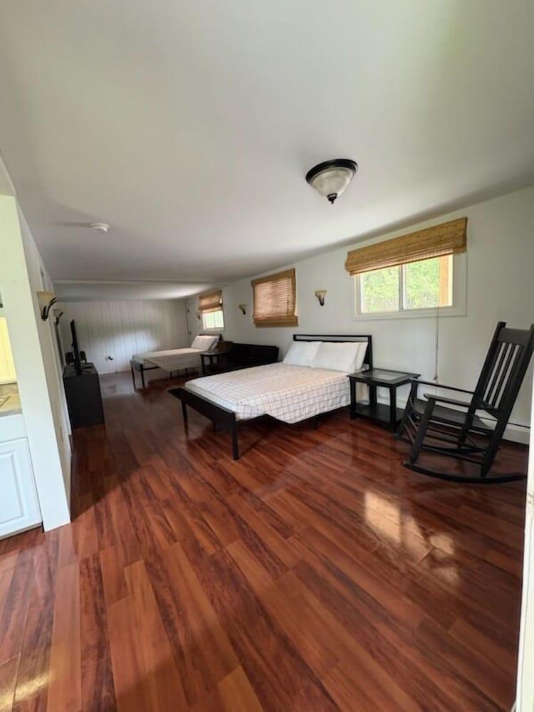 Saratoga Garden Motel