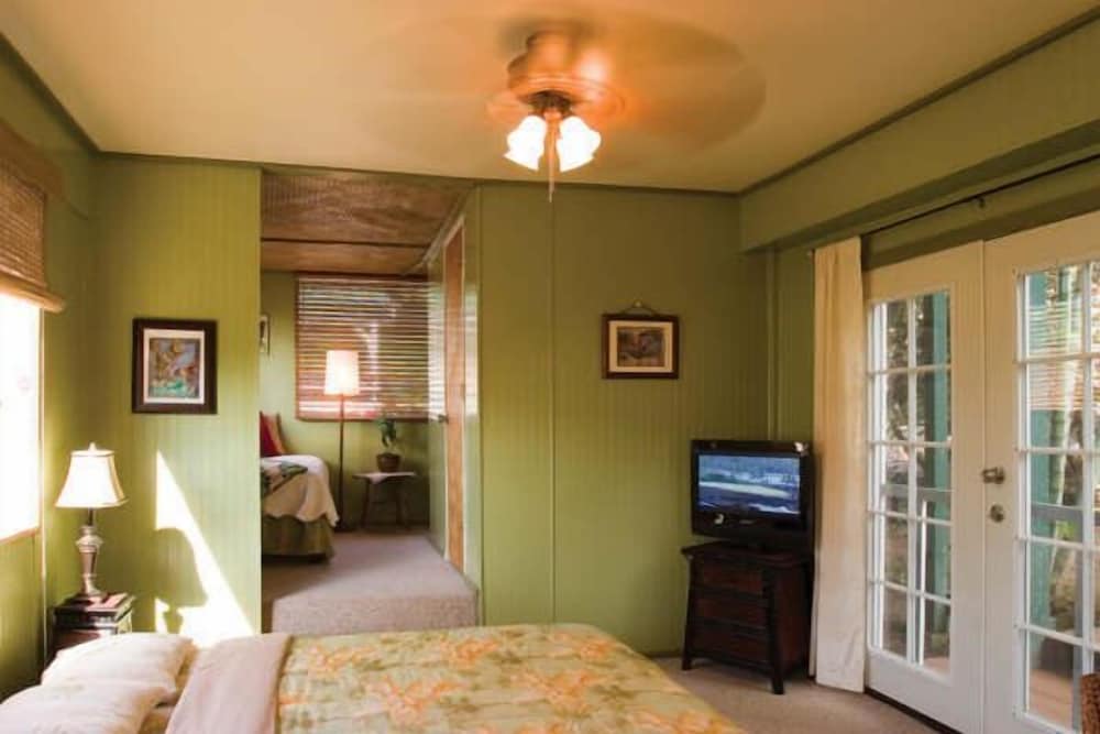 Ka'awaloa Plantation Bed & Breakfast