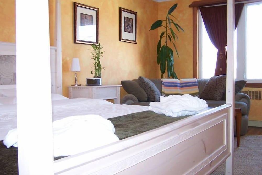 Artisan Upstairs Guesthouse