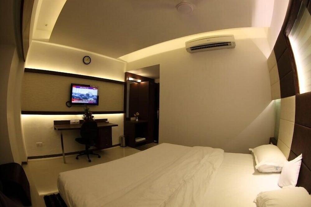 Pearl Hotel & Banquets