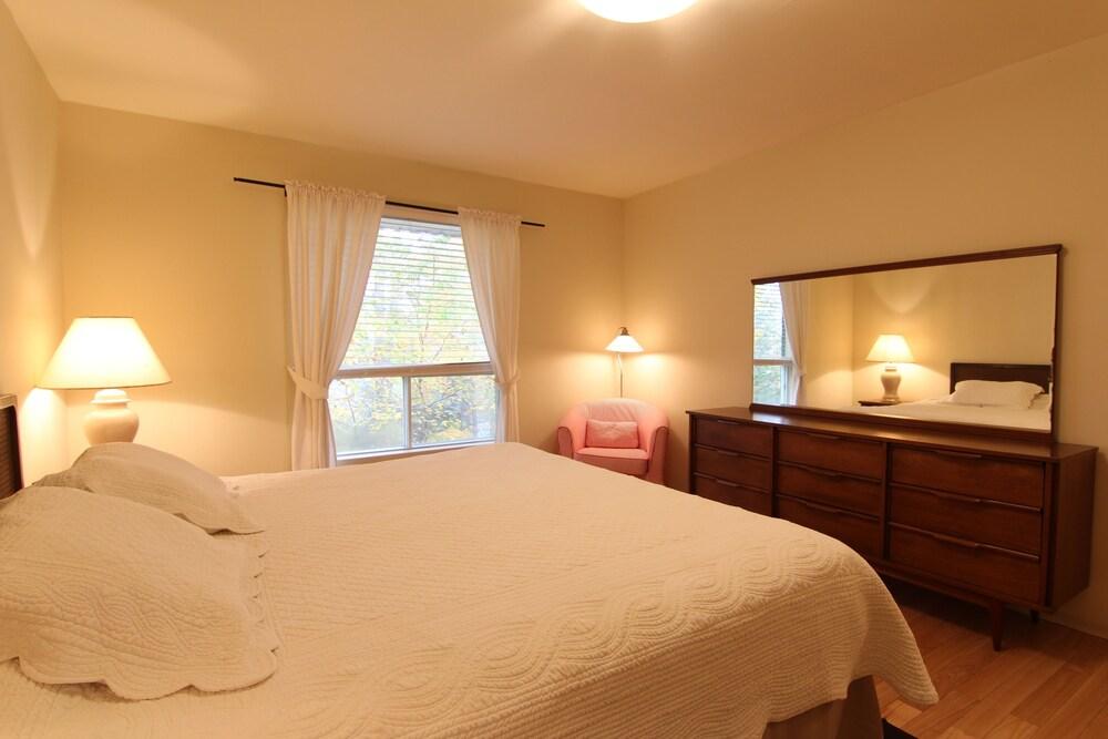 Birch Cliff Lodge on Baptiste Lake