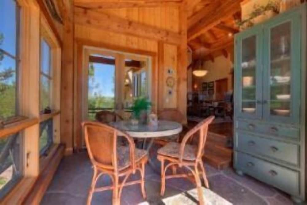 Glacier Luxury Lodge