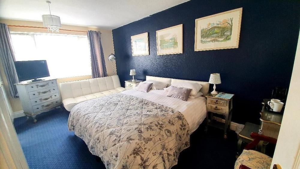 Rivelyn Hotel Bar & Restaurant