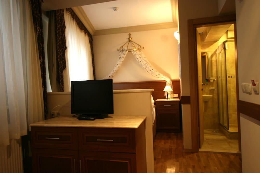 Grand Peninsula Hotel