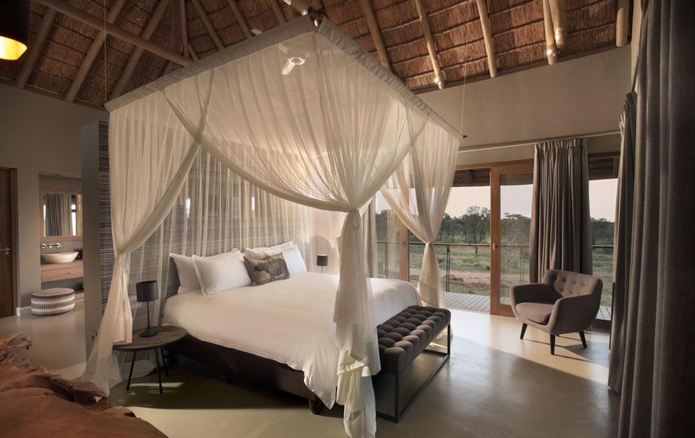 Mhondoro Safari Lodge & Villa