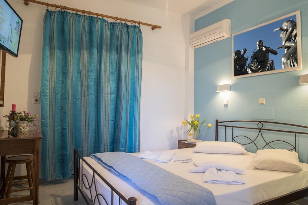 Yiannis Yard Studios & Apartments