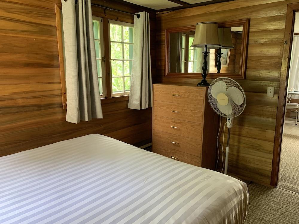 Colonial Bay Motel and Cottages