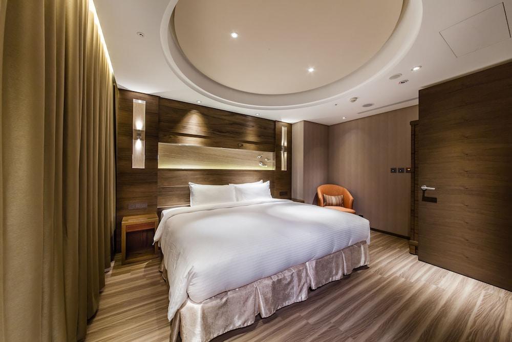 Green World Taipei Station