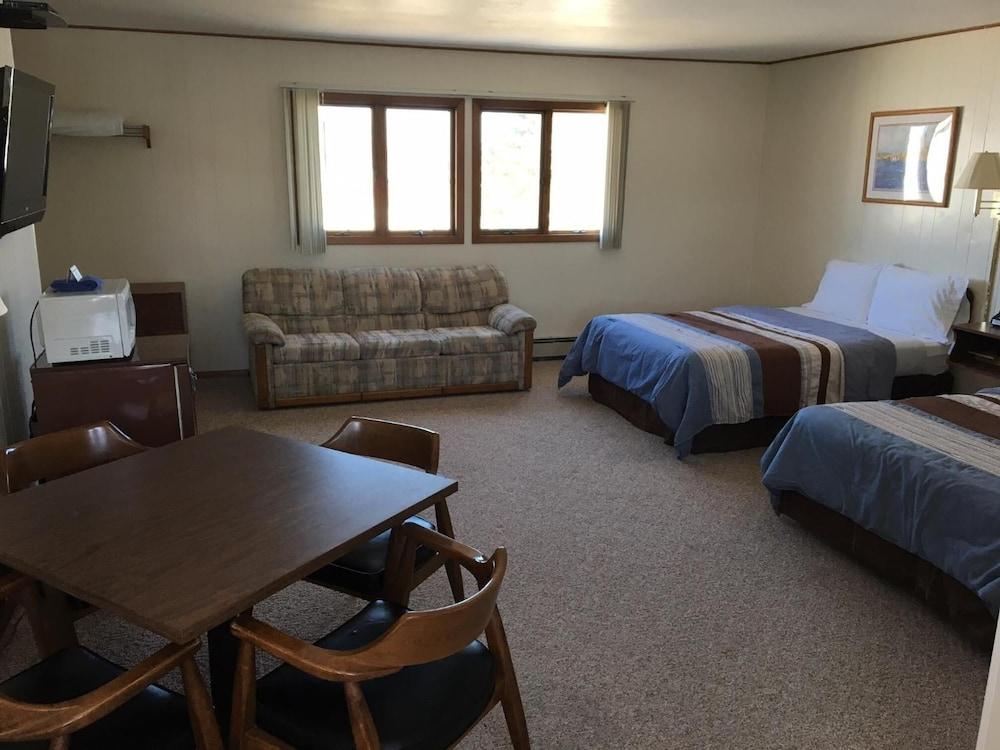 Coho Motel and Suites