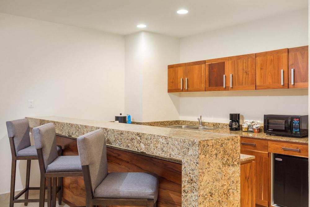 Hampton Inn & Suites by Hilton Los Cabos