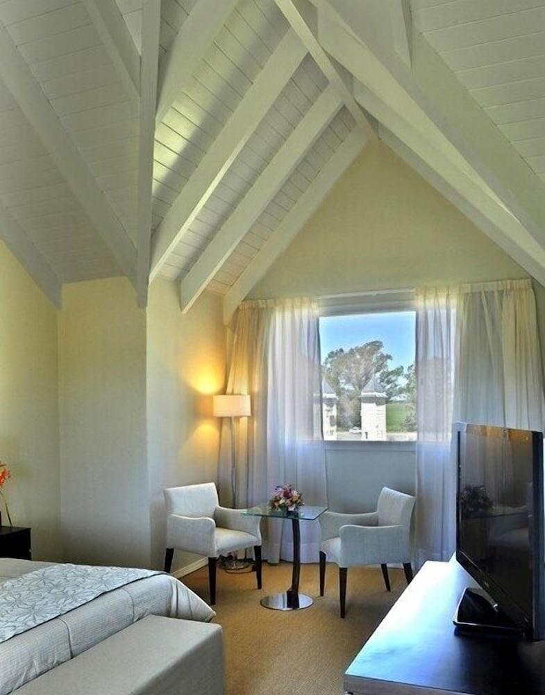 Howard Johnson by Wyndham Piedras Moras