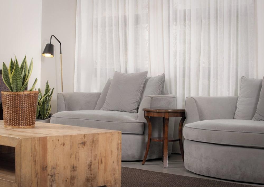 Ohia Waikiki Studio Suites