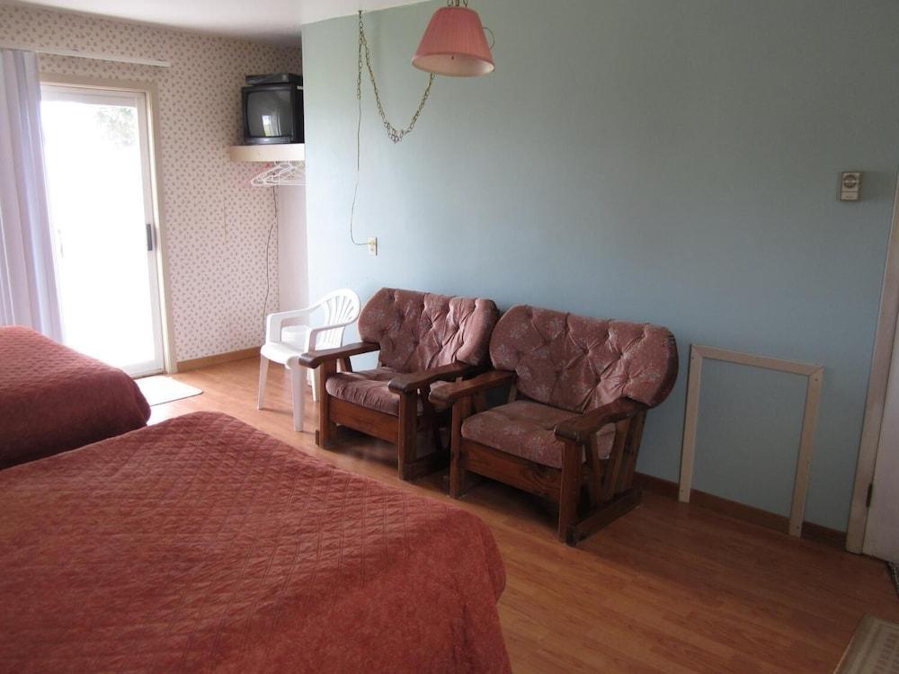 Baybreeze Restaurant and Motel