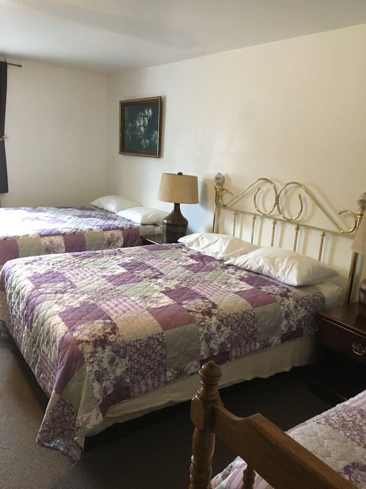 Scully's Manistee Outpost Motel