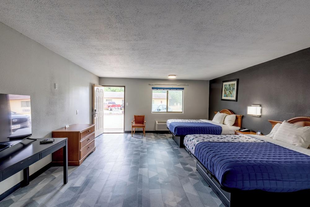 Freer Executive Inn and Studios