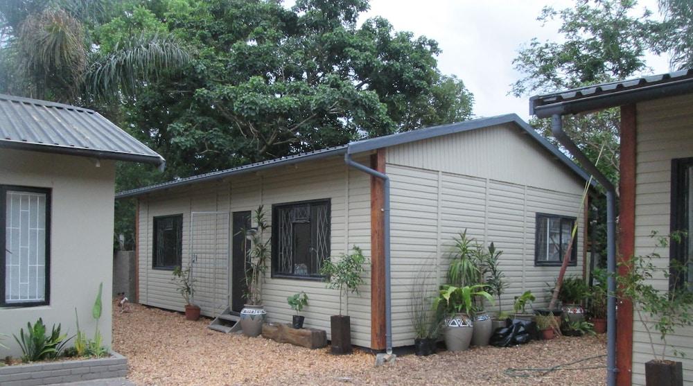 Inyathi Guest Lodge & Self Catering Chalets