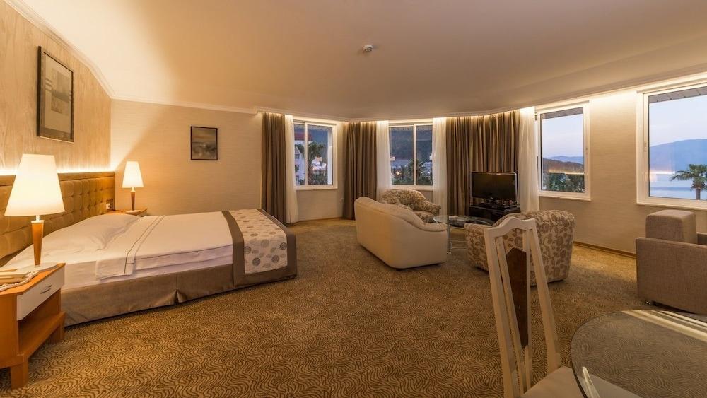 L’ETOILE BEACH HOTEL