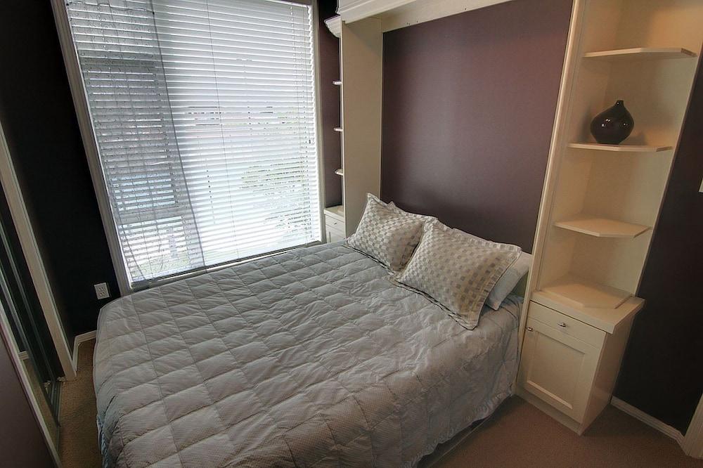 Sunset Waterfront Resort by DKRA