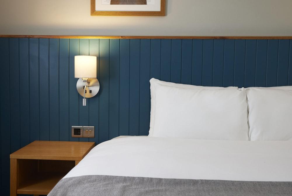 Holmfield Arms By Greene King Inns