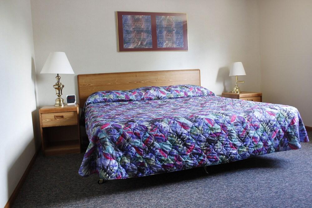 Flamingo Motel & Suites