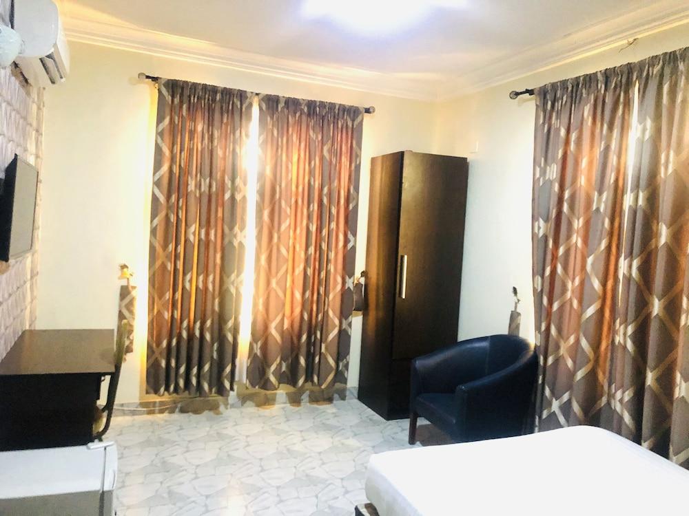 Mayors & Diplomat Suites Opebi