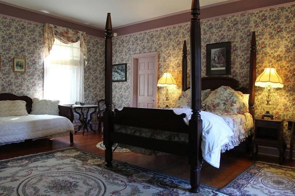 Corners Mansion Inn - A Bed & Breakfast