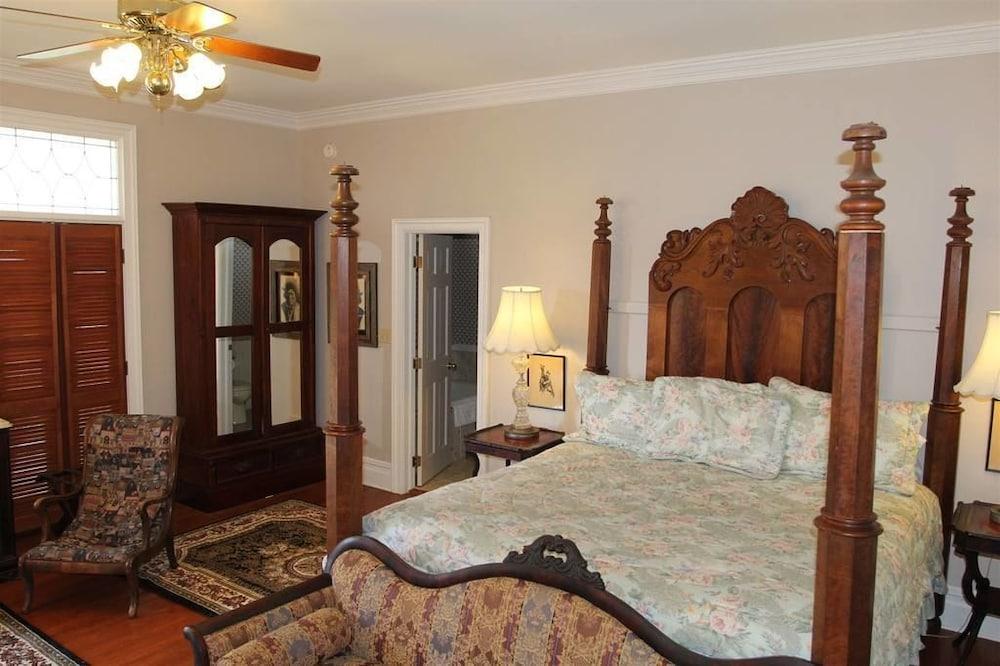 Corners Mansion Inn - A Bed & Breakfast