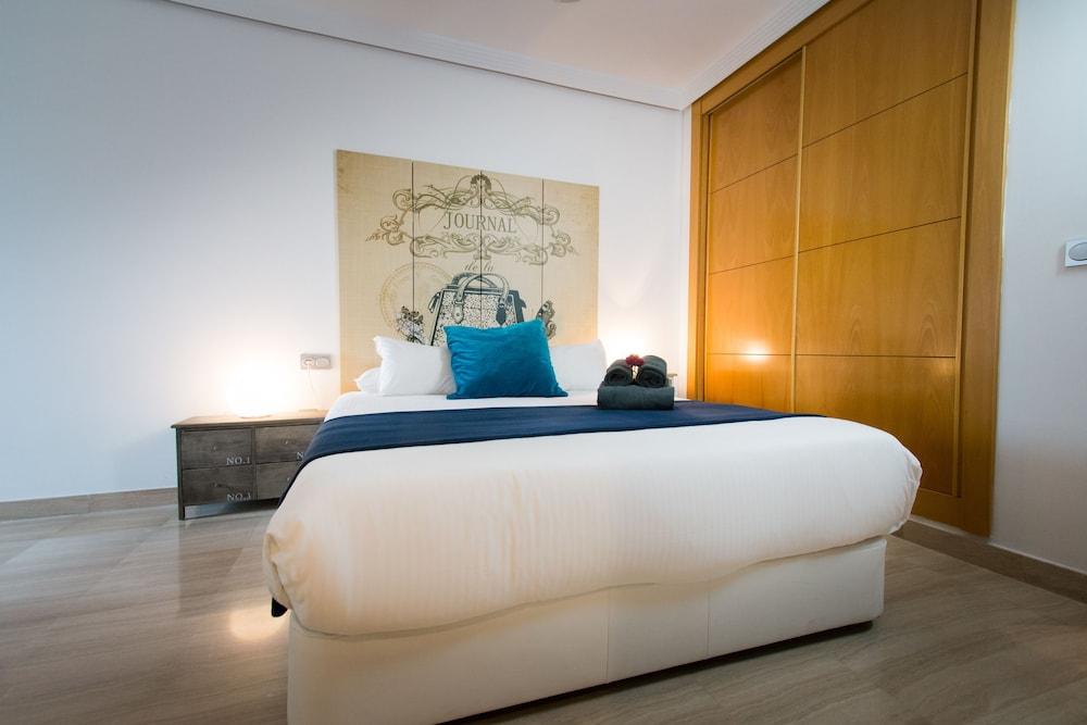 Holidays2Malaga Train Station Area Apartments